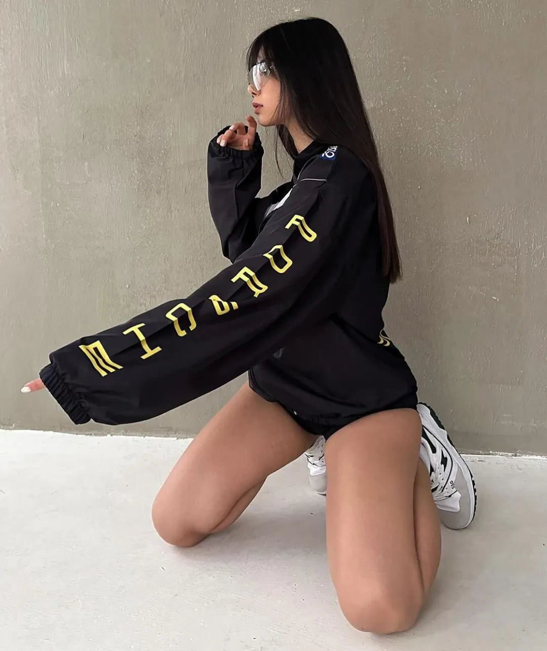 Dynamic Porsche Racing Oversized Streetwear Jacket for Women – Black Motorsport Windbreaker with Logo Print